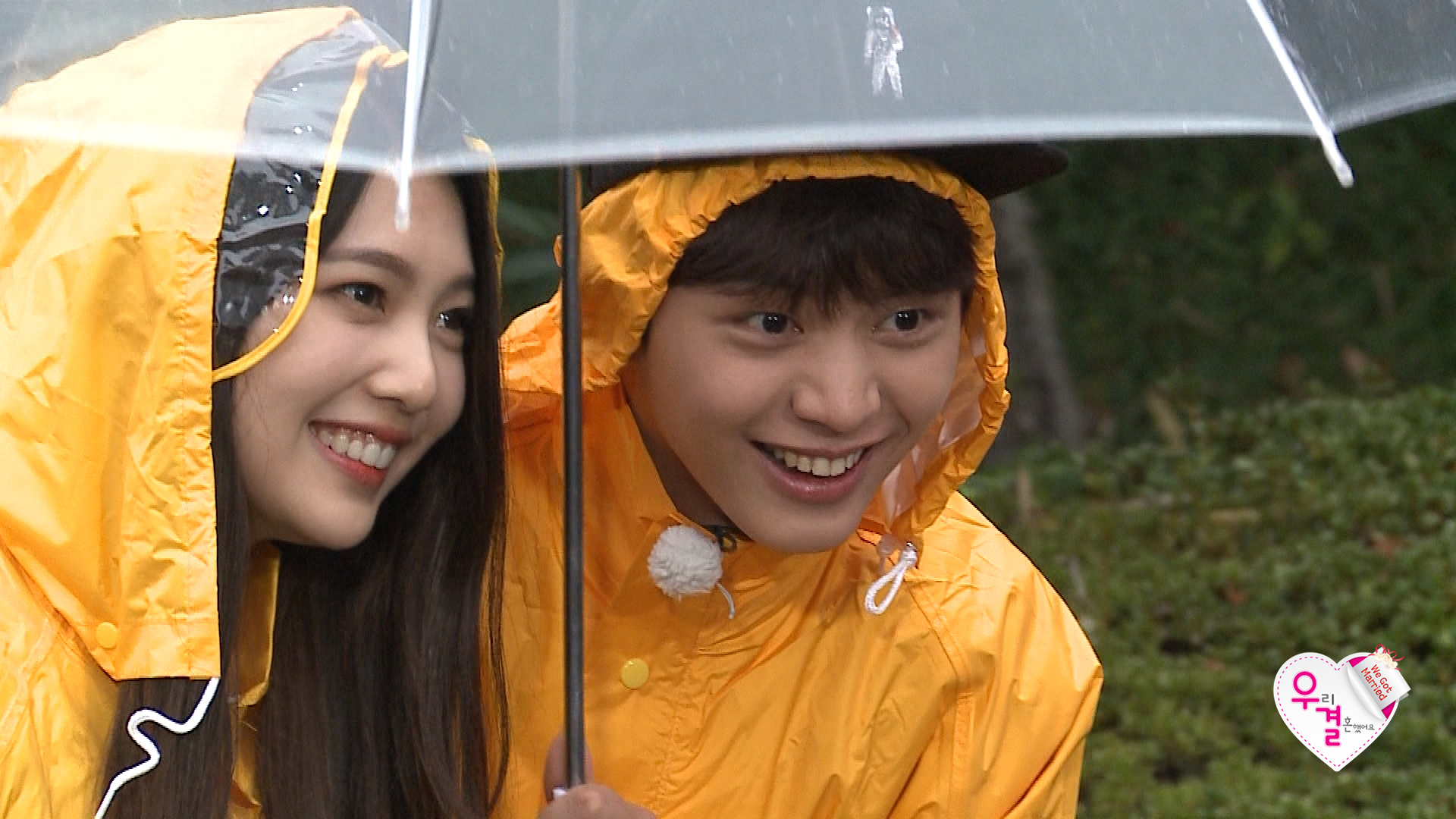 <우리 결혼했어요> 육성재♡조이, <늑대의 유혹> 속 '우산 씬' 재현!