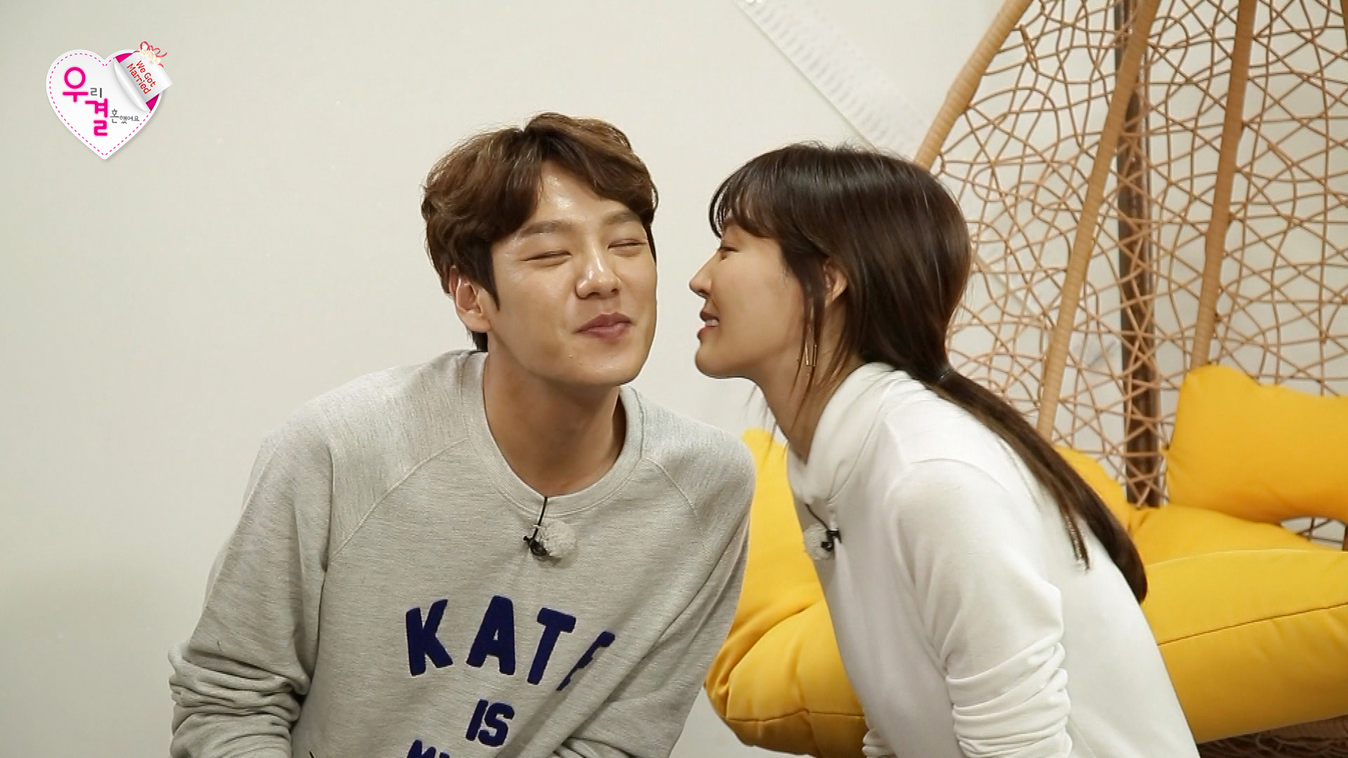 
                    [우리 결혼했어요-시즌4] 로맨틱한 ‘시소네 만화방’ 축 오픈! 만화방 라면 값은 뽀뽀 3초? 이미지-6